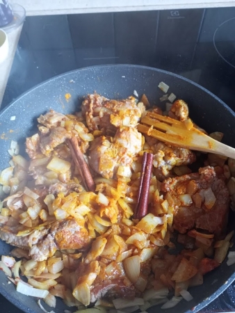 Zdjęcie z Tunezji - mięsko (dowolne) wrzucamy na gorącą oliwę