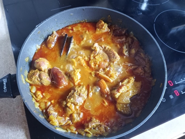 Zdjęcie z Tunezji -  podlewamy wodą (na oko, tyle aby powstał sosik - całe clou tego dania) , redukujemy  moc ognia
