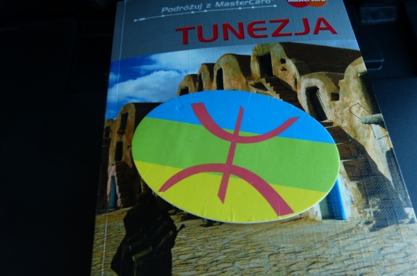 Zdjęcie z Tunezji - dostajemy od naszego pilota berberyjski emblemat w postaci ich flagi