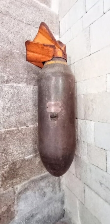 Zdjęcie z Włoch - jedna z dwóch bomb-niewybuchów z czasów II wś, które 
