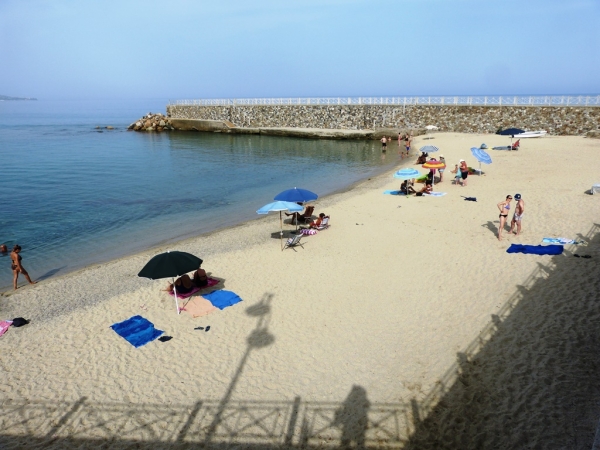 Zdjęcie z Włoch - ale na plaży już są pierwsi chętni