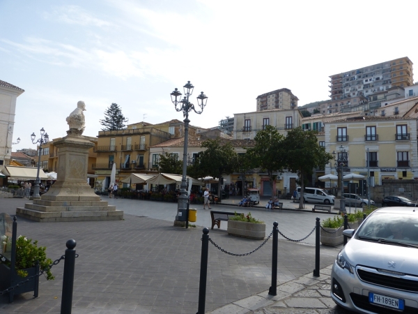 Zdjęcie z Włoch - wysiadamy na głównym placu w Pizzo (Piazza Musolini) , ale z pomnikiem 