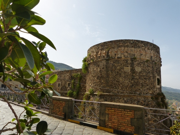 Zdjęcie z Włoch - postanawiamy odwiedzić tutejszy zamek- Castello Murat, który jest 