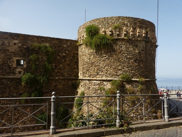 Zdjęcie z Włoch - Castello Murat zbudownany  przez Ferdynanda I Aragońskiego w XV wieku, wcale się tak 