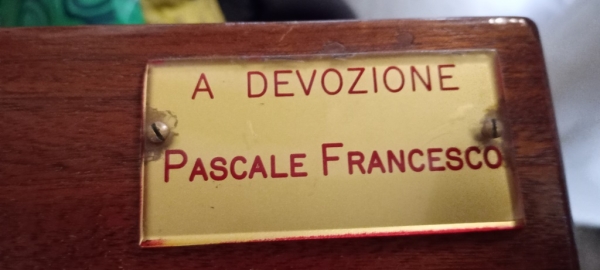Zdjęcie z Włoch - takie tabliczki z nazwiskami były tu w wielu rzędach....