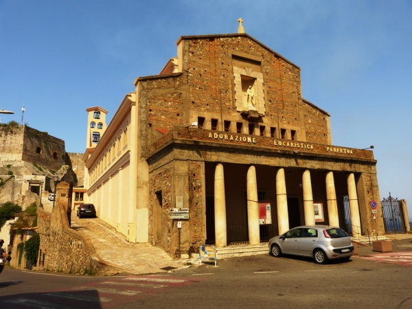 Zdjęcie z Włoch - w minionych wiekach kościół niszczyły liczne trzęsienia ziemi (pobliski Stromboli i Etna nie zawsze 