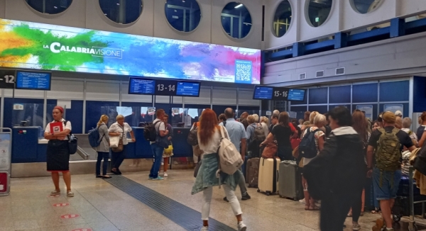 Zdjęcie z Włoch - żegnamy się z rezydentką Itaki; niezły tłumek zebrali z kalabryjskich hoteli :) 