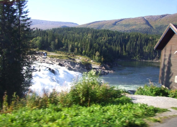 Zdjęcie z Norwegii - przydrożny wodospad Laksforsen