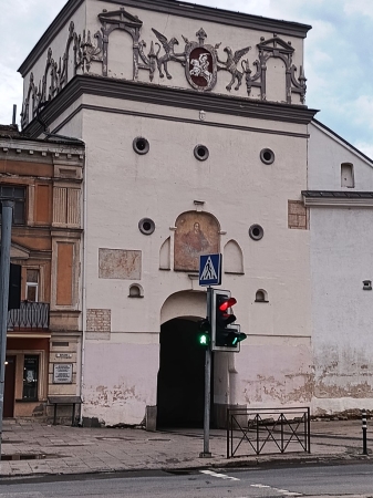 Zdjęcie z Litwy - na poczatek miejsce najczęsciej odwiedzane w Wilnie- Ostra Brama od strony wejścia w mury starówki