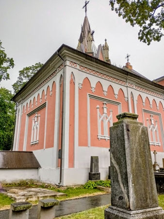 Zdjęcie z Litwy - odnowiona główna kaplica cmentarna na Starej Rossie