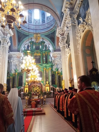 Zdjęcie z Litwy - piękne wnętrza;  ale trwały  jakieś ważne uroczystości z mnóstwem popów, mnichów i innych 