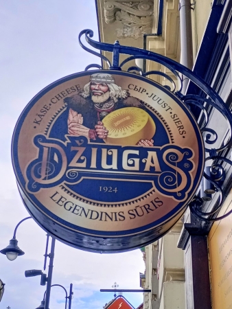 Zdjęcie z Litwy - gdzieś w czasie szwędaczki natykam się na szyld ze znanymi serami na Litwie