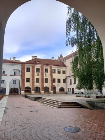 Zdjęcie z Litwy - docieramy do Uniwersytetu Wileńskiego  im. Stefana Batorego 