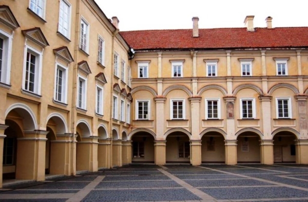 Zdjęcie z Litwy - Dziedziniec Piotra Skargi; kompleks budynków UW kryje w sobie wiele architektonicznych smaczków, 