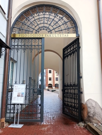 Zdjęcie z Litwy - zaglądamy do Wydziału Filologii a jest tu tych Wydziałów aż 12! a przez 