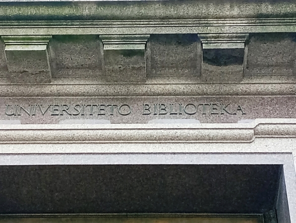 Zdjęcie z Litwy - rzucamy okiem na bibliotekę uniwersytecką; niestety  tylko z zewnątrz