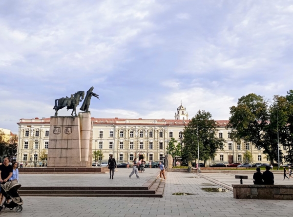 Zdjęcie z Litwy - plac katedralny z pomnikiemiem Giedymina, Wielkiego Księcia Litewskiego i dziadka Jagiełły; 