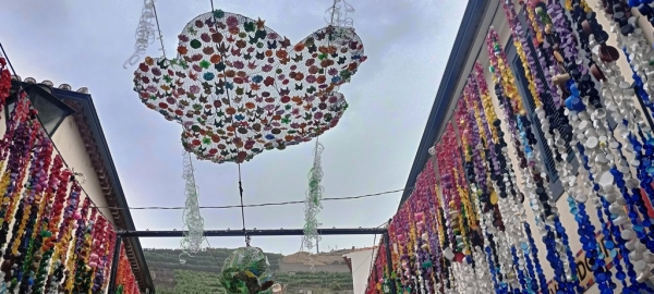 Zdjęcie z Portugalii - wszędzie w miasteczku zawieszone nad ulicami instalacje "śmieciowe" 