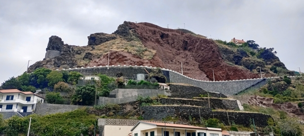 Zdjęcie z Portugalii - z Cabo Girao jest rzut beretem do Ribeira Brava; więc pytamy przyjaciół czy chcą zajechać? chcą, no 