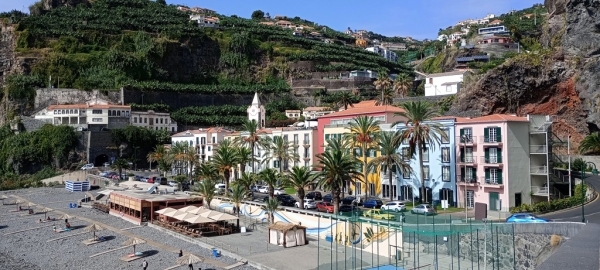 Zdjęcie z Portugalii - jest tu urocza promenada wzdłuż kamienistej plaży 
