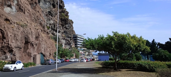 Zdjęcie z Portugalii - Calheta też jest nam już znana; kolejna malutka mieścinka z serii urokliwych