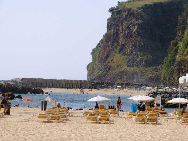 Zdjęcie z Portugalii - jedna z dwóch sztucznych plaż na wyspie z nawiezionym piachem z Sahary