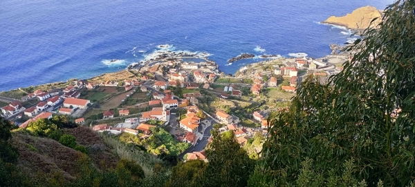 Zdjęcie z Portugalii - widok na Porto Moniz z punktu widokowego wysoko na klifie