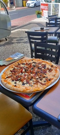 Zdjęcie z Portugalii - przy czym pizza ma tu wielkość stolika! :) ; generalnie jej rozmiary są 