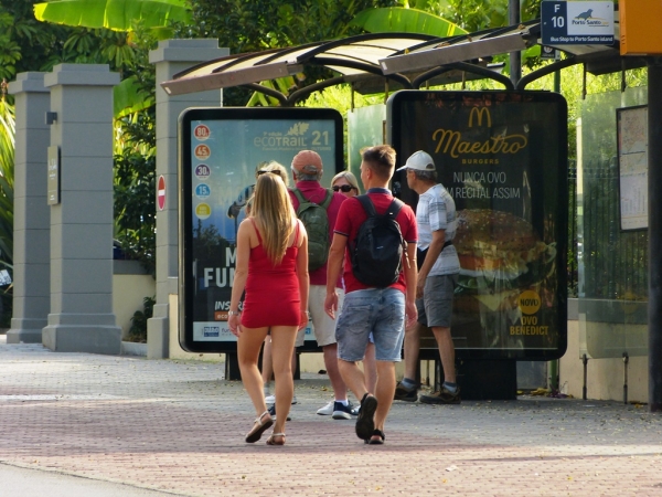 Zdjęcie z Portugalii - tuż przed nami szła sobie parka z naszego hotelu; to córka