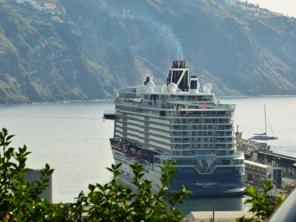 Zdjęcie z Portugalii - przed nami port i kolejny kolos; codziennie przypływało tu coś nowego :) 