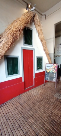 Zdjęcie z Portugalii - jak ktos nie był w Santanie- to tutaj tez stoi jeden taki "casa de colmo"