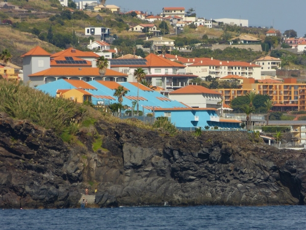 Zdjęcie z Portugalii - za kolejnym klifem wyłania się nasz pierwszy hotel (Rocamar) z pobytu w 2012 roku...