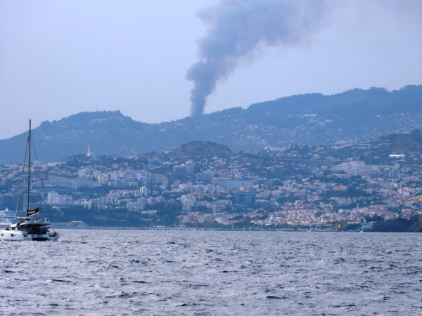 Zdjęcie z Portugalii - zblizając się do Funchal- widać w oddali wielką smugę dymu....:(