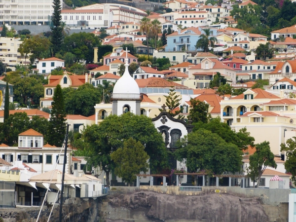 Zdjęcie z Portugalii - dopływamy do brzegów Funchal; z tej perspektywy ciekawie widać