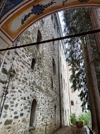 Zdjęcie z Bułgarii - mury są szerokie na 2 metry i mają ponad 20 m wysokości, to prawdziwa twierdza nie do zdobycia