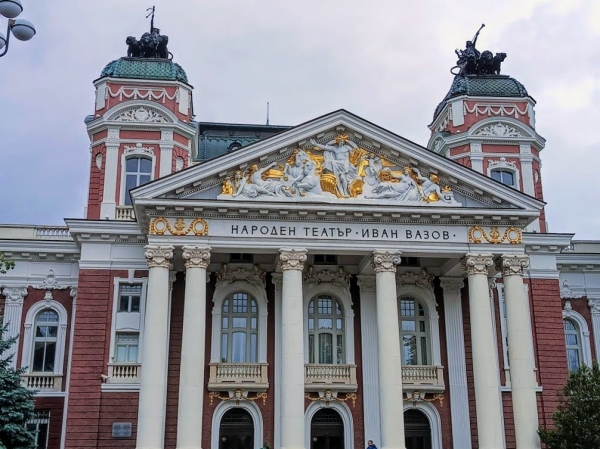 Zdjęcie z Bułgarii - Fronton teatru w kształcie trójkąta podtrzymują kolumny z ozdobnymi kapitelami ; a 