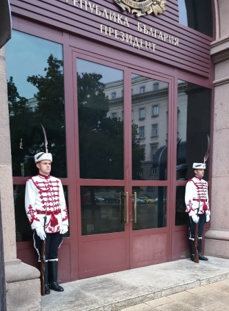 Zdjęcie z Bułgarii - pod Pałacem Prezydenckim stoją ubrani w narodowe kubraczki wartownicy; ale na znaną tu atrakcję,