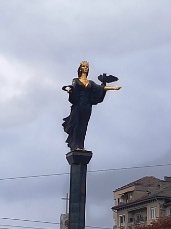 Zdjęcie z Bułgarii - bizantyjska księżniczka- Św. Zofia - w ciemnej powłóczystej długiej sukni stojąca boso z 