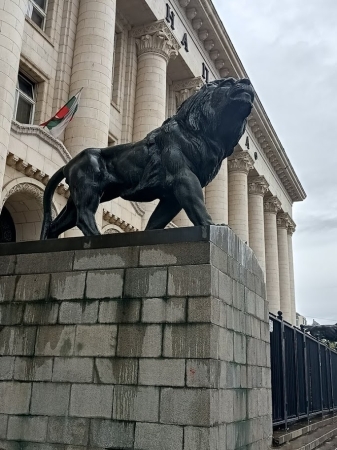 Zdjęcie z Bułgarii - lew przy Pałacu Sprawiedliwości przy bulwarze Witosza ;