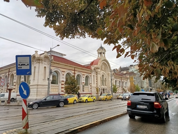 Zdjęcie z Bułgarii - ciekawy budynek - to Hala Targowa pełna bułgarskich towarów, wyrobów z róż, owoców, warzyw i wielu 