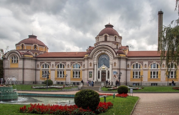 Zdjęcie z Bułgarii - nieopodal Meczetu znajdziemy piękny budynek Muzeum Historii Regionalnej Sofii   w którym zgromadzono