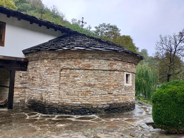 Zdjęcie z Bułgarii - cerkiew ma "rotundalną" przybudówkę