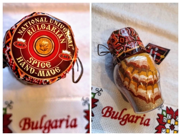 Zdjęcie z Bułgarii - i mieszanka sypkich przypraw , którą usypują ozdobnie też w ten wzorek:)) 