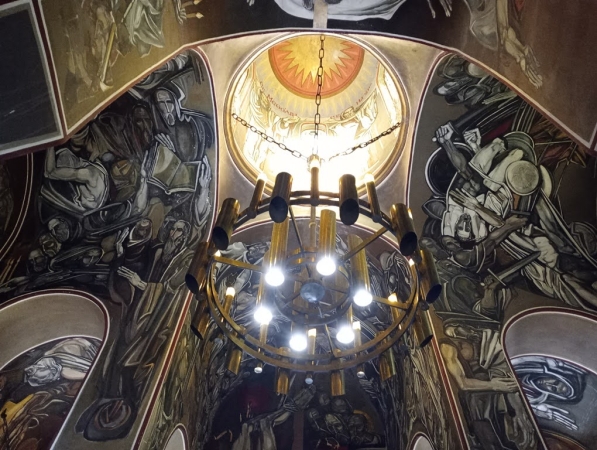 Zdjęcie z Bułgarii - wnętrza soboru zaskakują współczesnymi freskami wykonanymi w stylu malarstwa monumentalnego