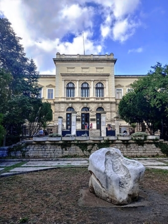 Zdjęcie z Bułgarii - gmach warneńskiego Muzeum Archeologicznego; to zdecydowanie najciekawszy obiekt tego typu, jaki 