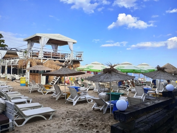 Zdjęcie z Bułgarii - plażowe "koszmarki" wszystko zabudowane, pozastawiane lezakami; w Warnie nie ma miejsca na "dzikość"