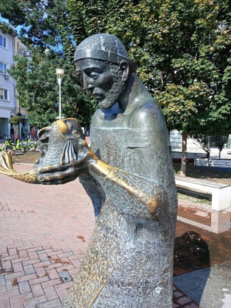 Zdjęcie z Bułgarii - rzexba z brazu przedstawia starego rybaka ze złotą rybką...