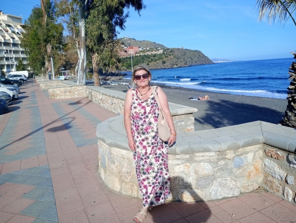 Zdjęcie z Hiszpanii - idziemy do Almunecar - daleko w tle widoczny nasz hotel