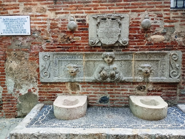 Zdjęcie z Hiszpanii - orocza średniowieczna fontanienka ze źródełkiem, zwana "Ruenessance Fountain" pochodzi z 1559 roku; 