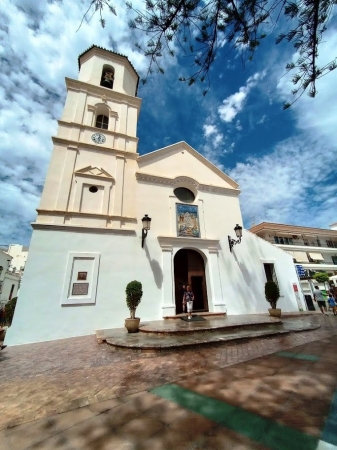 Zdjęcie z Hiszpanii - kościół El Salvador w centralnym miejscu głównego placu w Nerji 